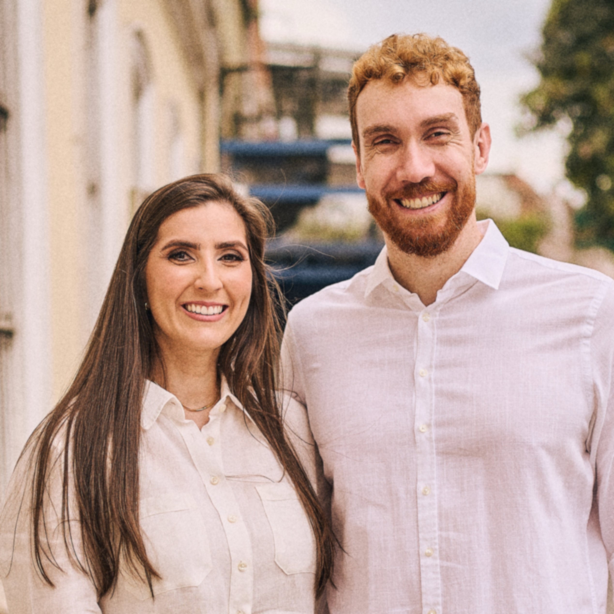 Fernanda e André, fundadores da Fefelina Cat Sitter, especialistas em cuidado felino em Blumenau